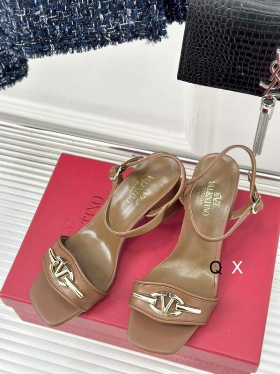 Picture of Valentino Shoes _SKUValentinsz35-407CMJX050220158